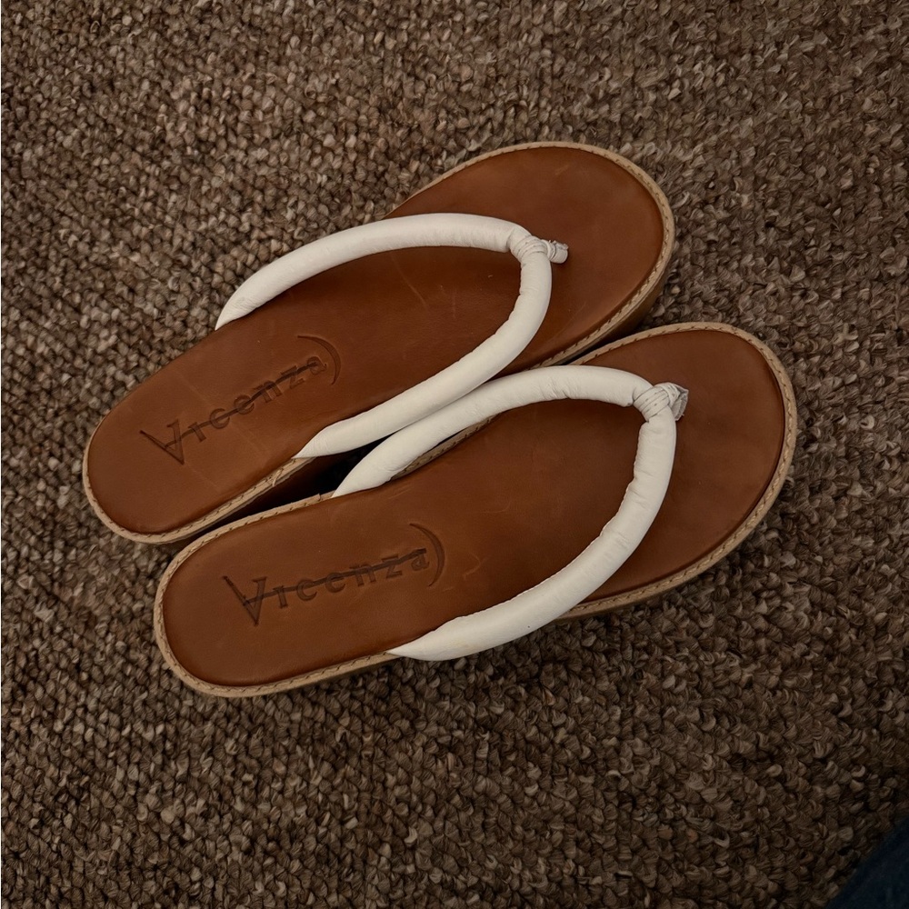 Vicenza Women's Tan and White Sandals